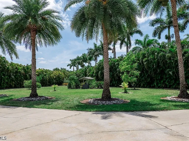 14562 Riverside Dr — Photo 35