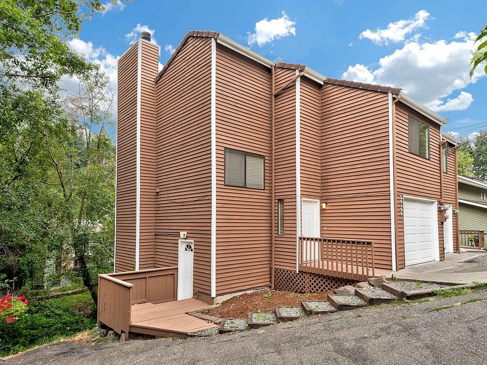 You can see the optional entry to the lower floor on the lower left left,