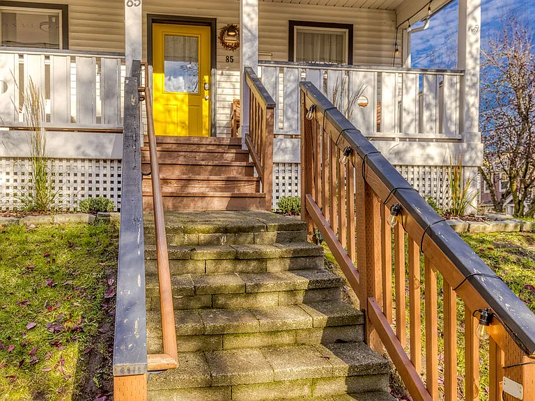 85 NE Cook St — Photo 47