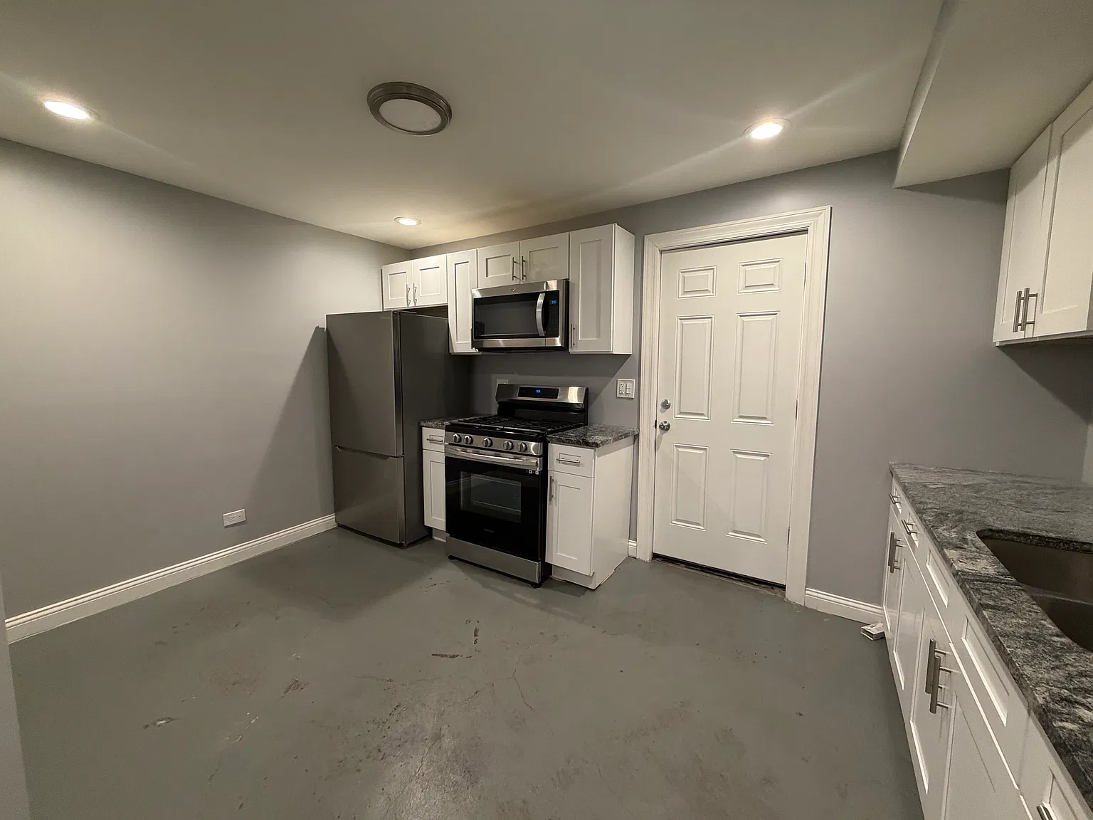 2 bed, 900 sqft, $1,300 — Photo 2