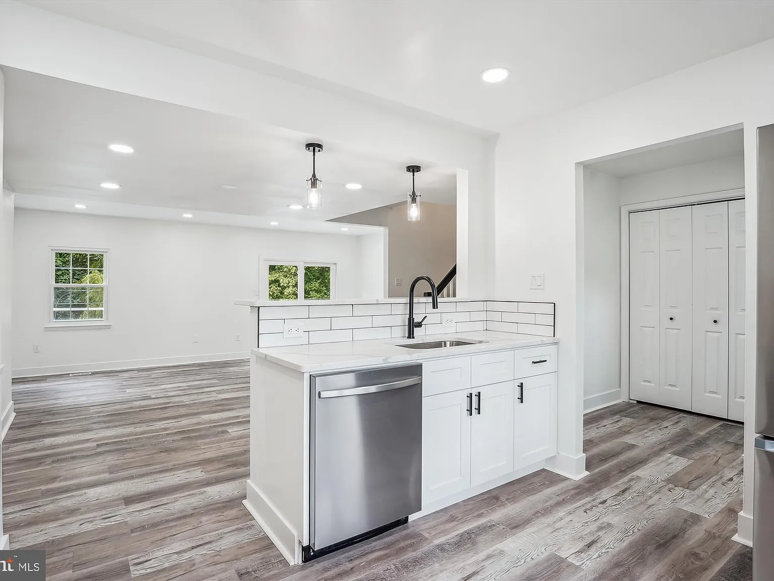 3 bed, 3.0 bath, 1386 sqft, $2,995 — Photo 4