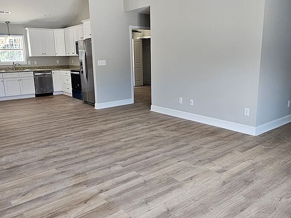 4th image of 121 Holly Springs Ct