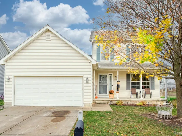 738 Pinegate Dr, Fowlerville, MI 48836