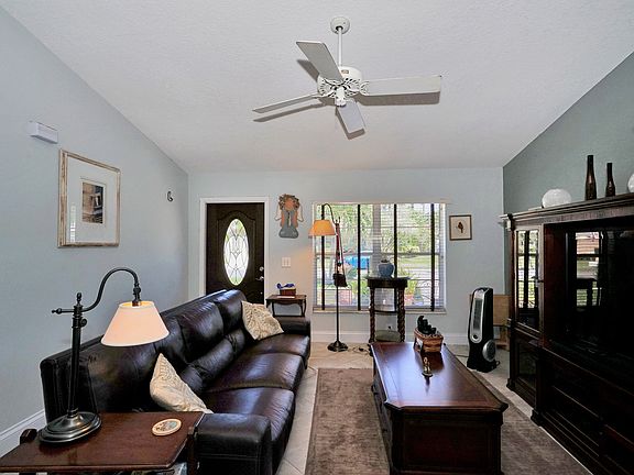 4th image of 905 NW 10th St