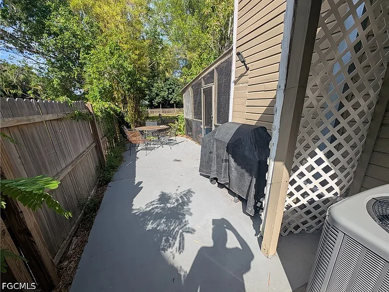 1637 Woodford Ave — Photo 17