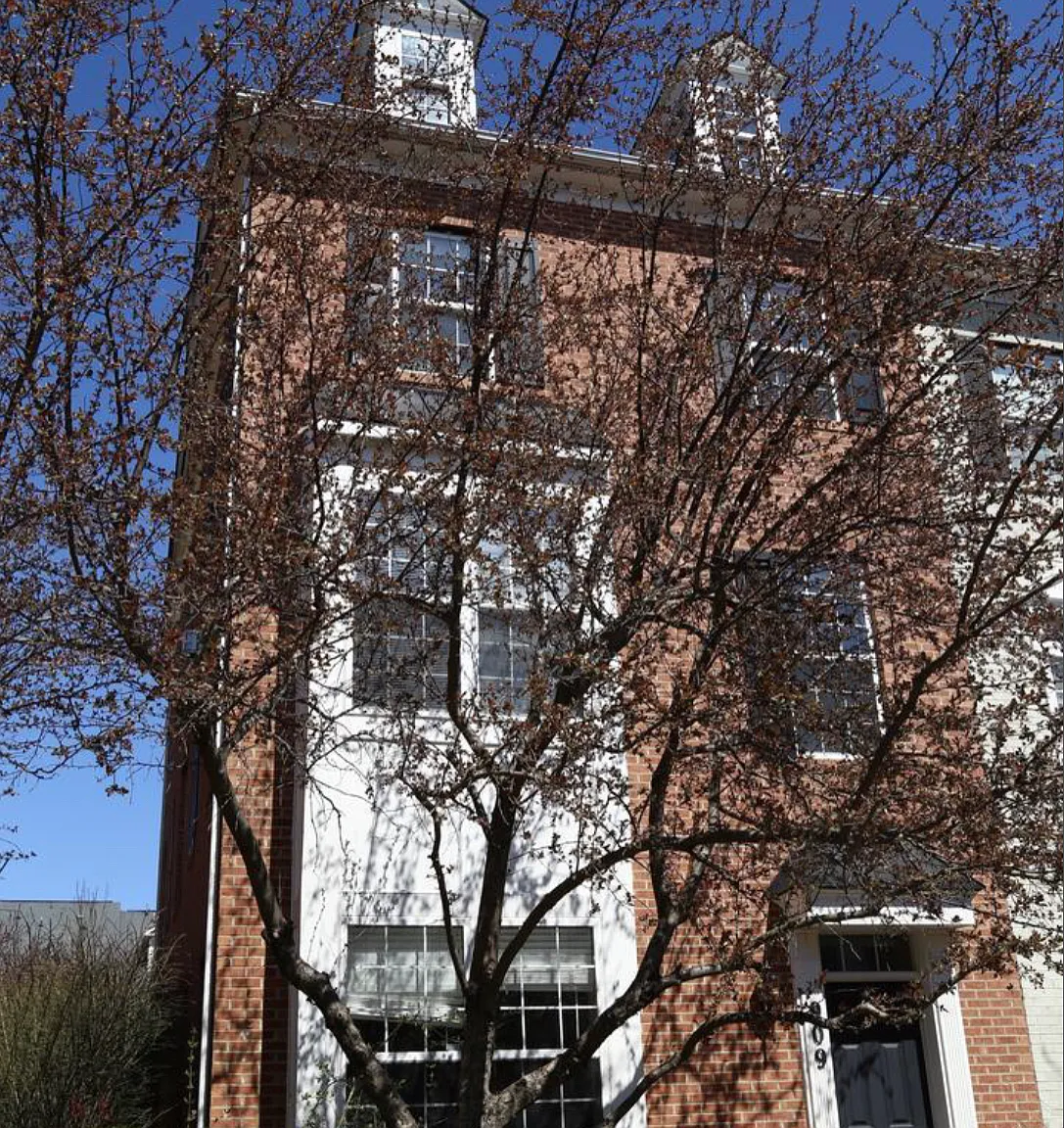 3 bed, 3.5 bath, 2728 sqft, $3,900 — Photo 1