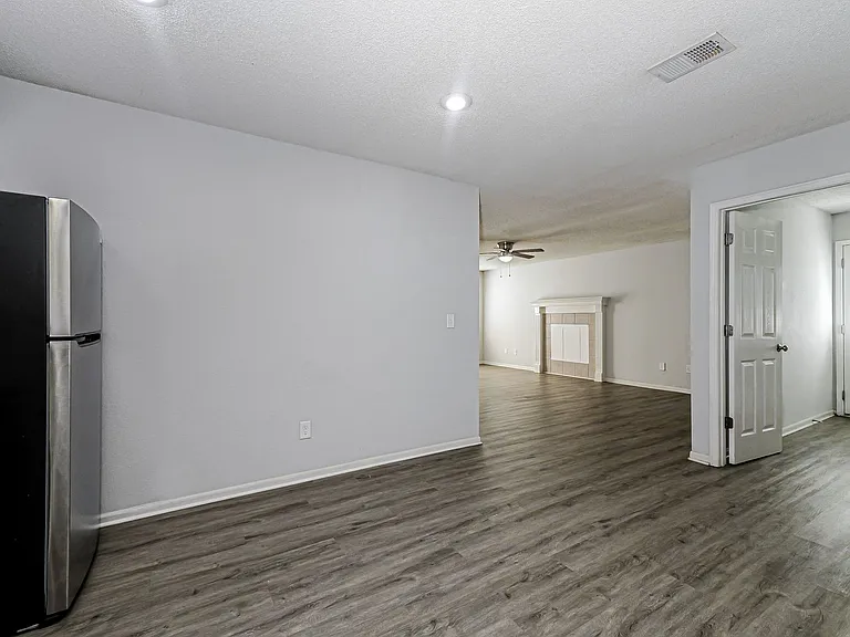 305 NW Woodbury Dr — Photo 6