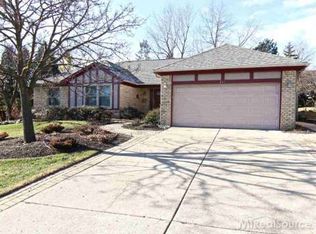 245 Pepper Tree Ln, Rochester Hills, MI 48309