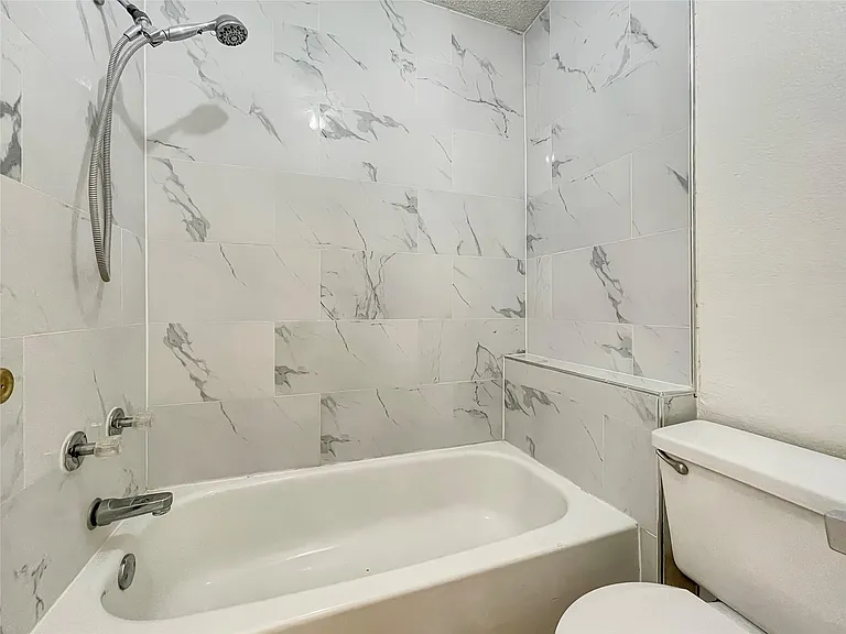 7000 Lincoln Dr — Photo 8