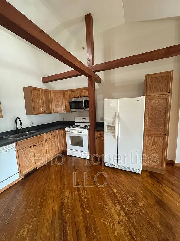 1 bed, 1.0 bath, 845 sqft, $1,050 — Photo 2