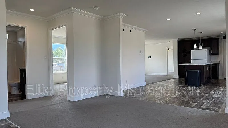 3 bed, 2.0 bath, 1560 sqft, $1,900 — Photo 3