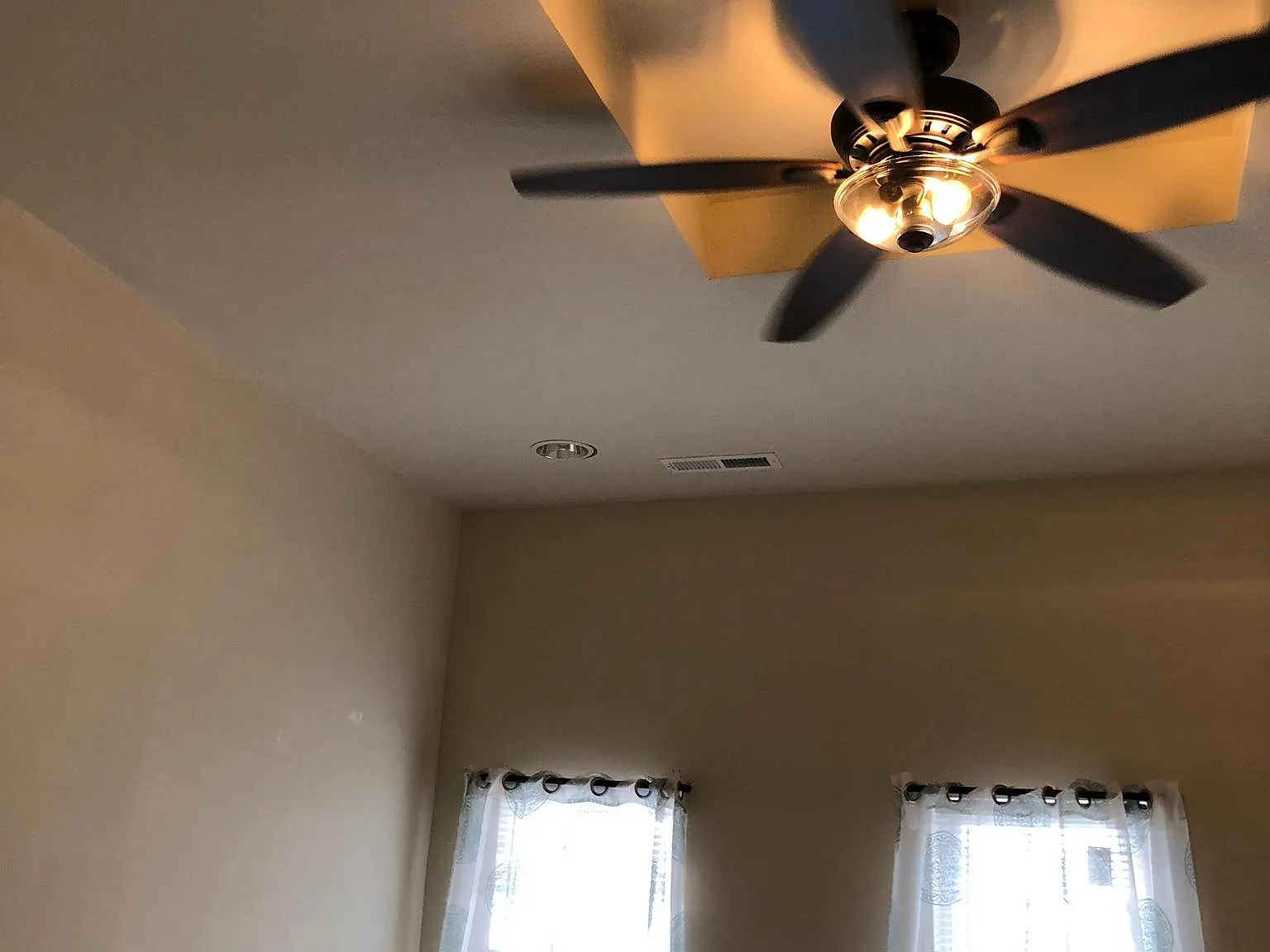 1 bed, 900 sqft, $1,100 — Photo 1