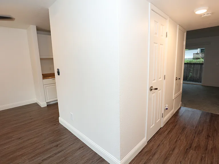Cedarwood Apartments — Photo 31