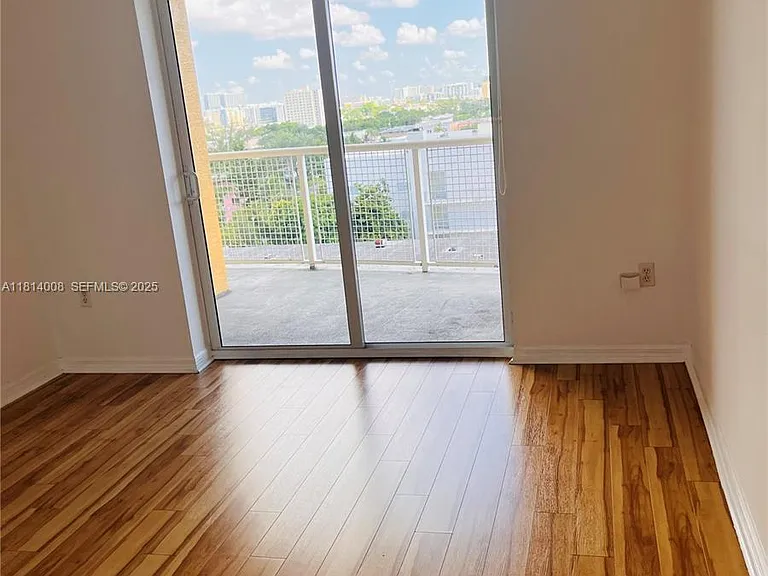 900 SW 8th St #806 — Photo 9