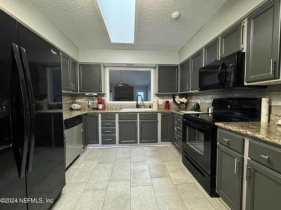 3rd image of 5561 MARINERS COVE Drive