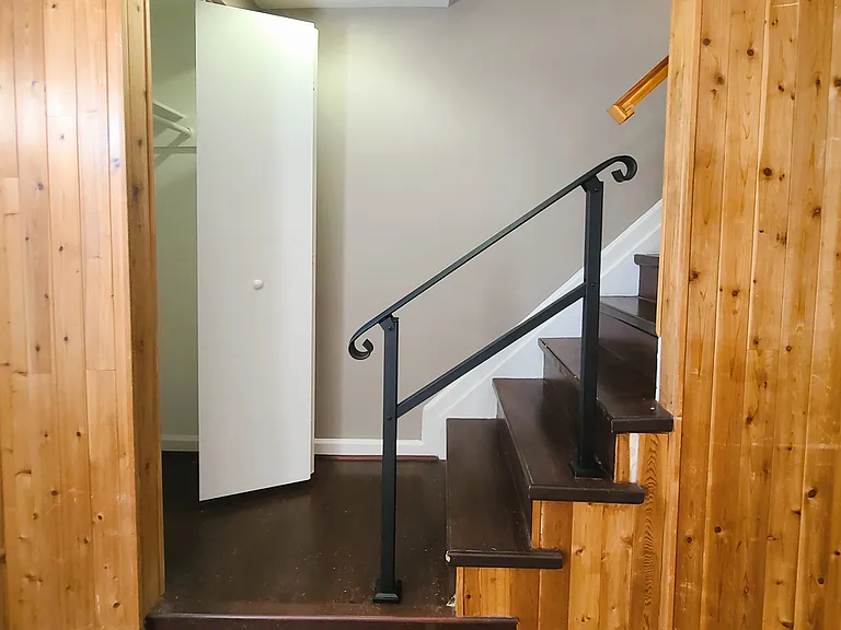8401 Pioneer Dr — Photo 3