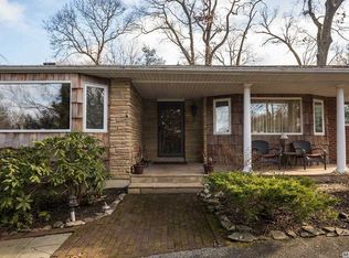 4 Pegs Ln, Cold Spring Harbor, NY 11724