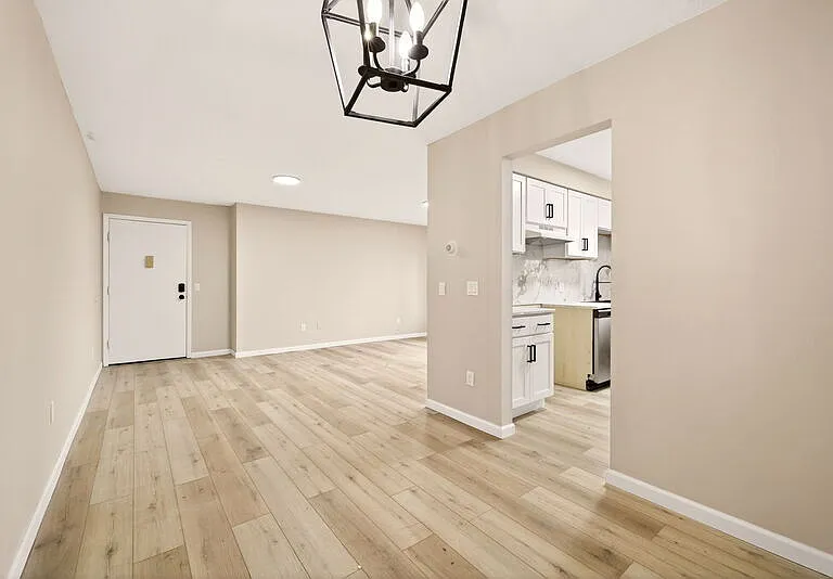 Holcomb Village Apartments — Photo 3