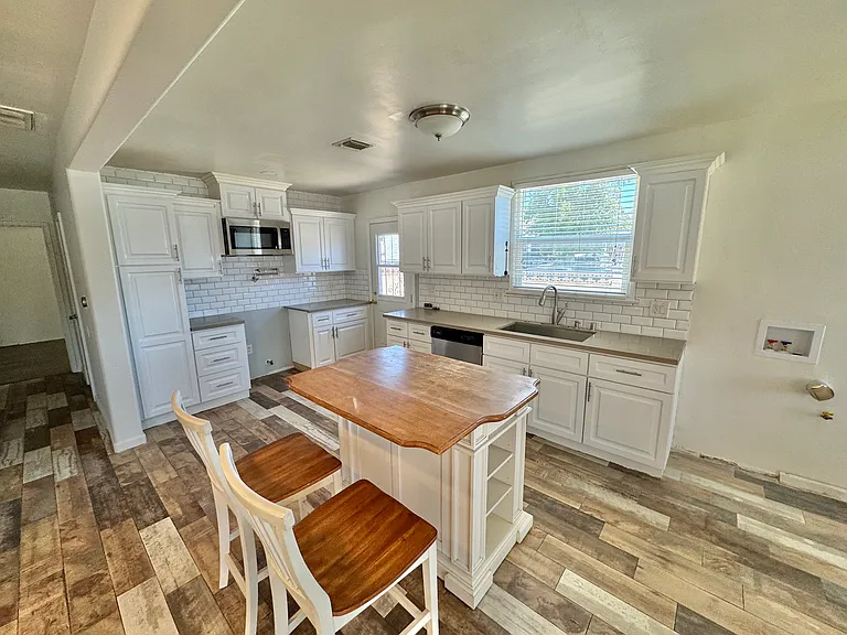 19335 Roscoe Blvd — Photo 5