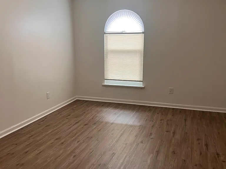 1000 N Red St #16 — Photo 8