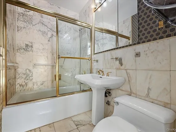 27110 Grand Central Pkwy APT 30R, Floral Park, NY 11005