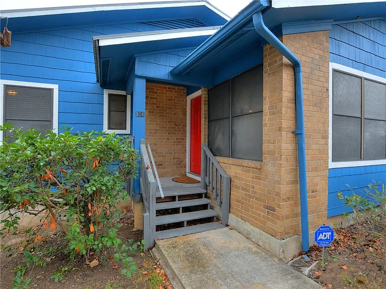 904 Walter St — Photo 2