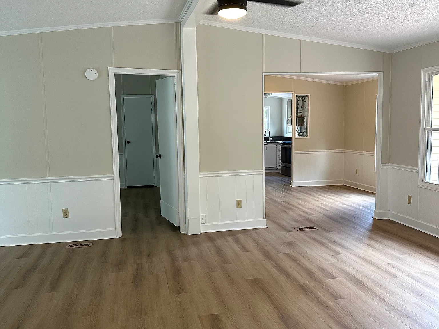 319 Jefferson Dr — Photo 2