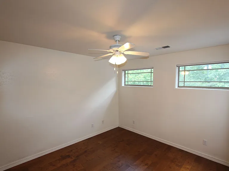 1897 W Camelot Dr — Photo 24