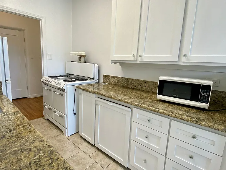 369 N Spaulding Ave — Photo 10