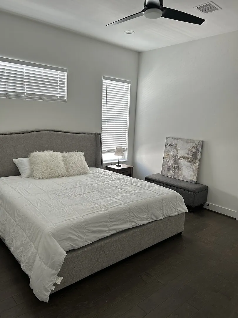 Brand New Gated 3BD Townhome w/ Parking Garage — Photo 2