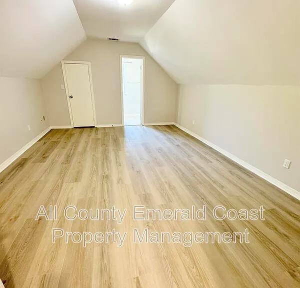 710 Swan Ln — Photo 24