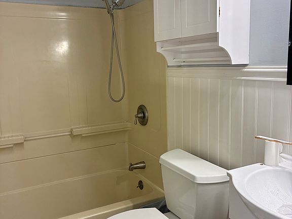 4th image of 729 Acorn St