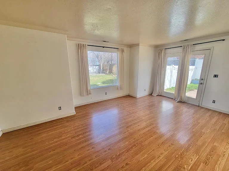 260 N Bliss Ct — Photo 4