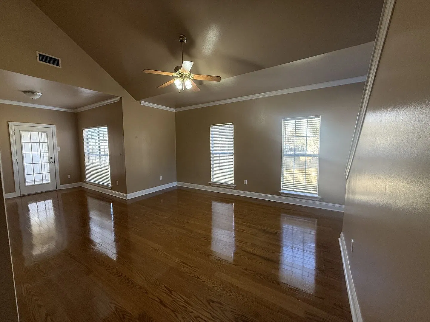 3 Bed, 2 bath — Photo 1