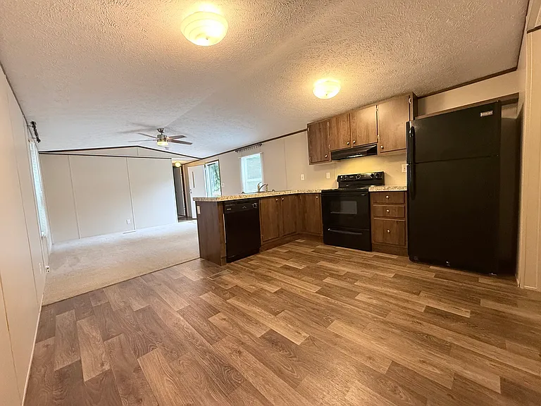 321 City Lake Dr — Photo 4
