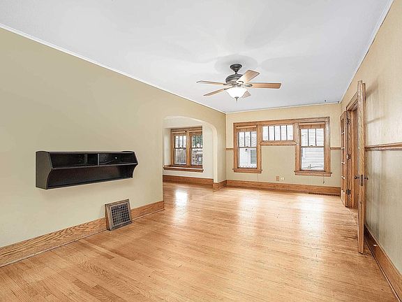 4th image of 2711 Davenport Ave