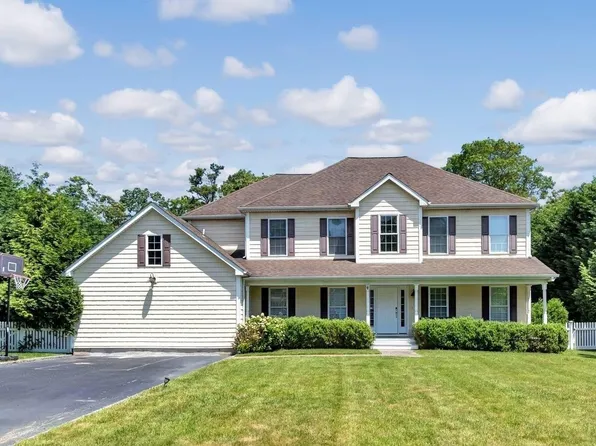 22 Fortune Cookie Lane, Hampton Bays, NY 11946