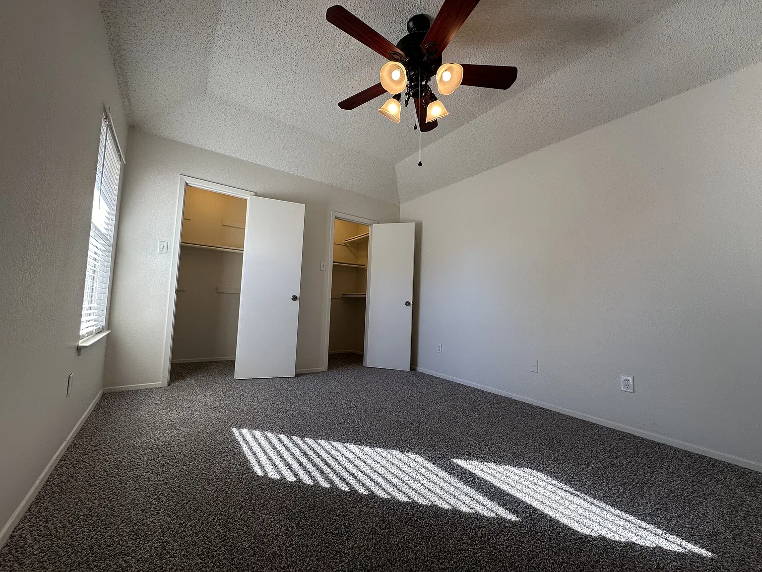 1042 Winscott Duplex - B — Photo 4