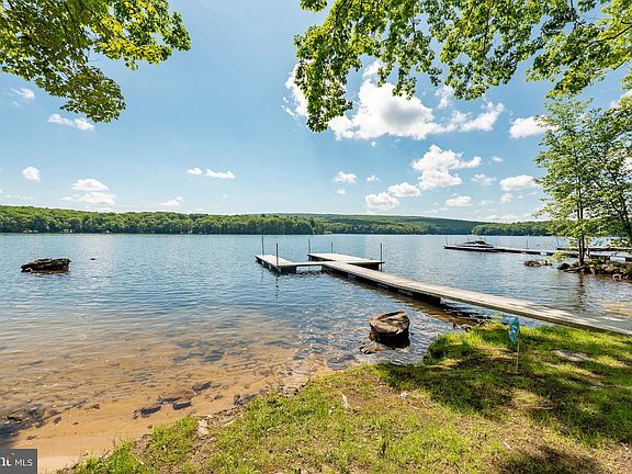 3rd image of 588 Lake Forest Dr