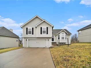 5504 Long View Dr, Saint Joseph, MO 64503