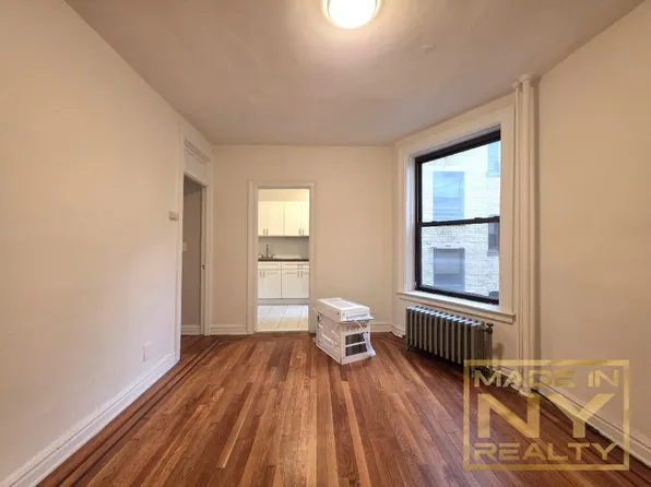 25-23 31st Avenue image 3 of 7