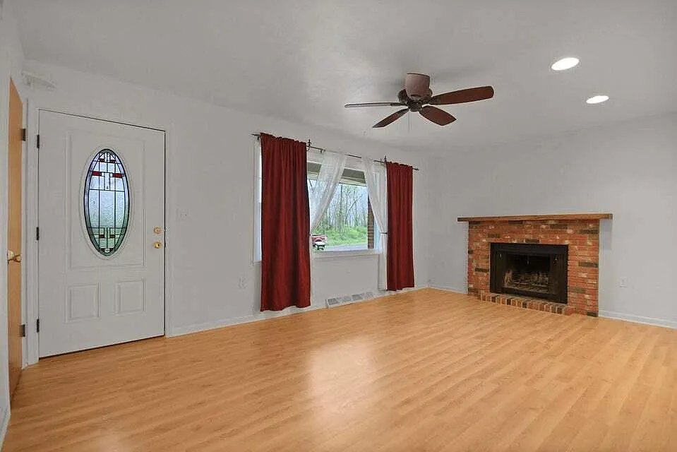 3 bed, 1.5 bath, 1100 sqft, $1,450 — Photo 2