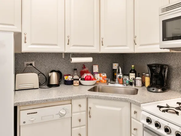 330 East 49th Street image 4 of 5