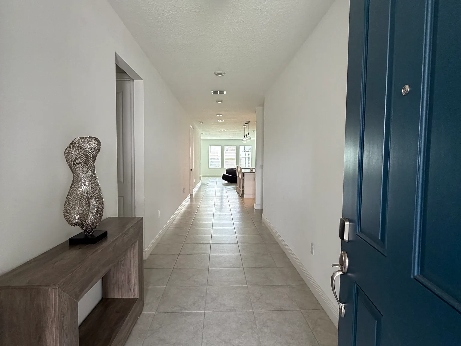 4 bed, 2095 sqft, $3,200 — Photo 3