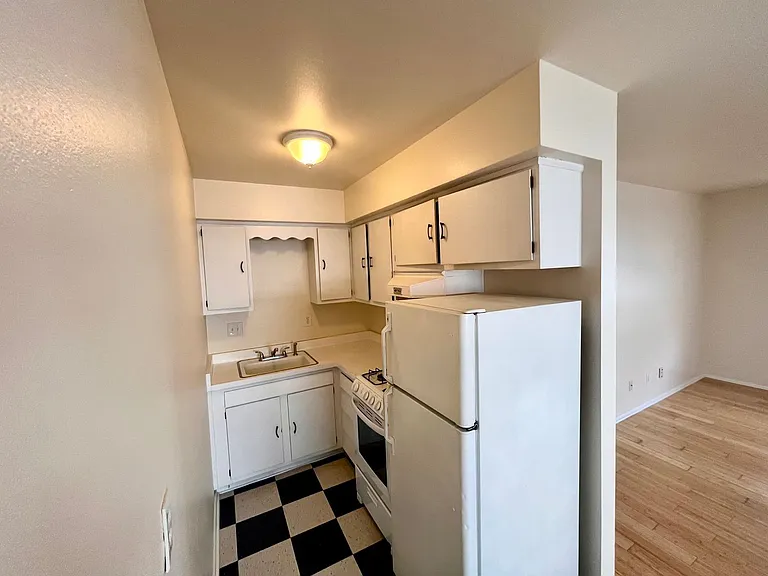 1004 E Pleasant St — Photo 6