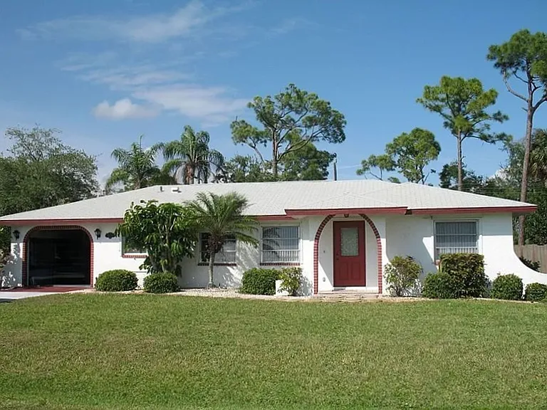 2658 Lakeshore Cir — Photo 1