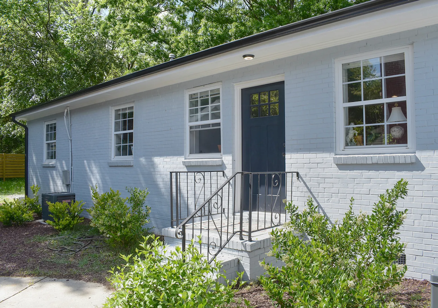 Beautiful 2 bedroom duplex in downtown Raleigh Available NOW! — Photo 2