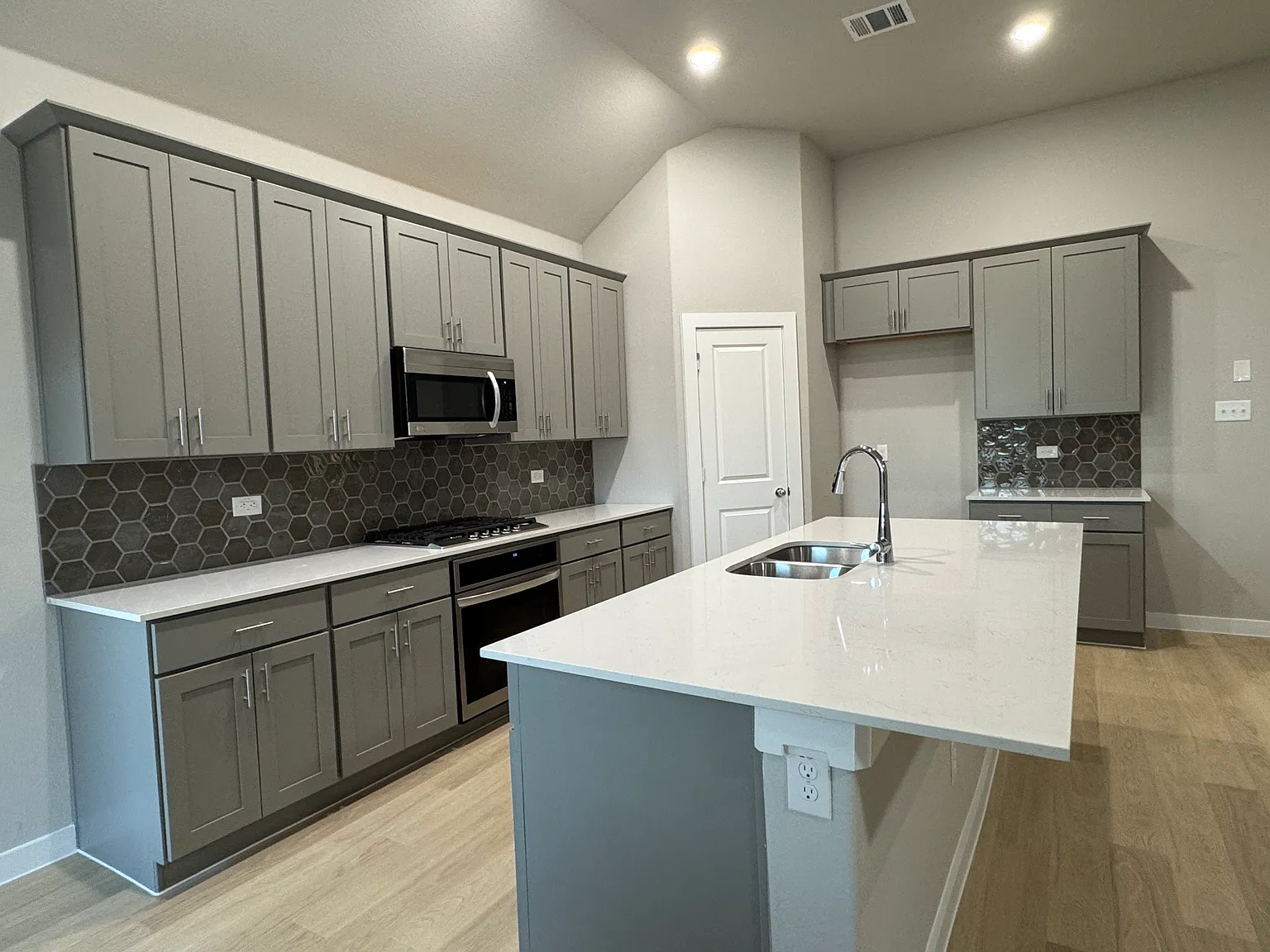 4 bed, 2029 sqft, $2,550 — Photo 4