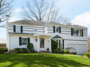 50 Old Pond Rd, Great Neck, NY 11023