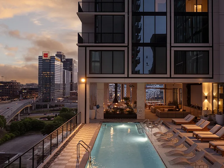 Emmi Midtown — Photo 37